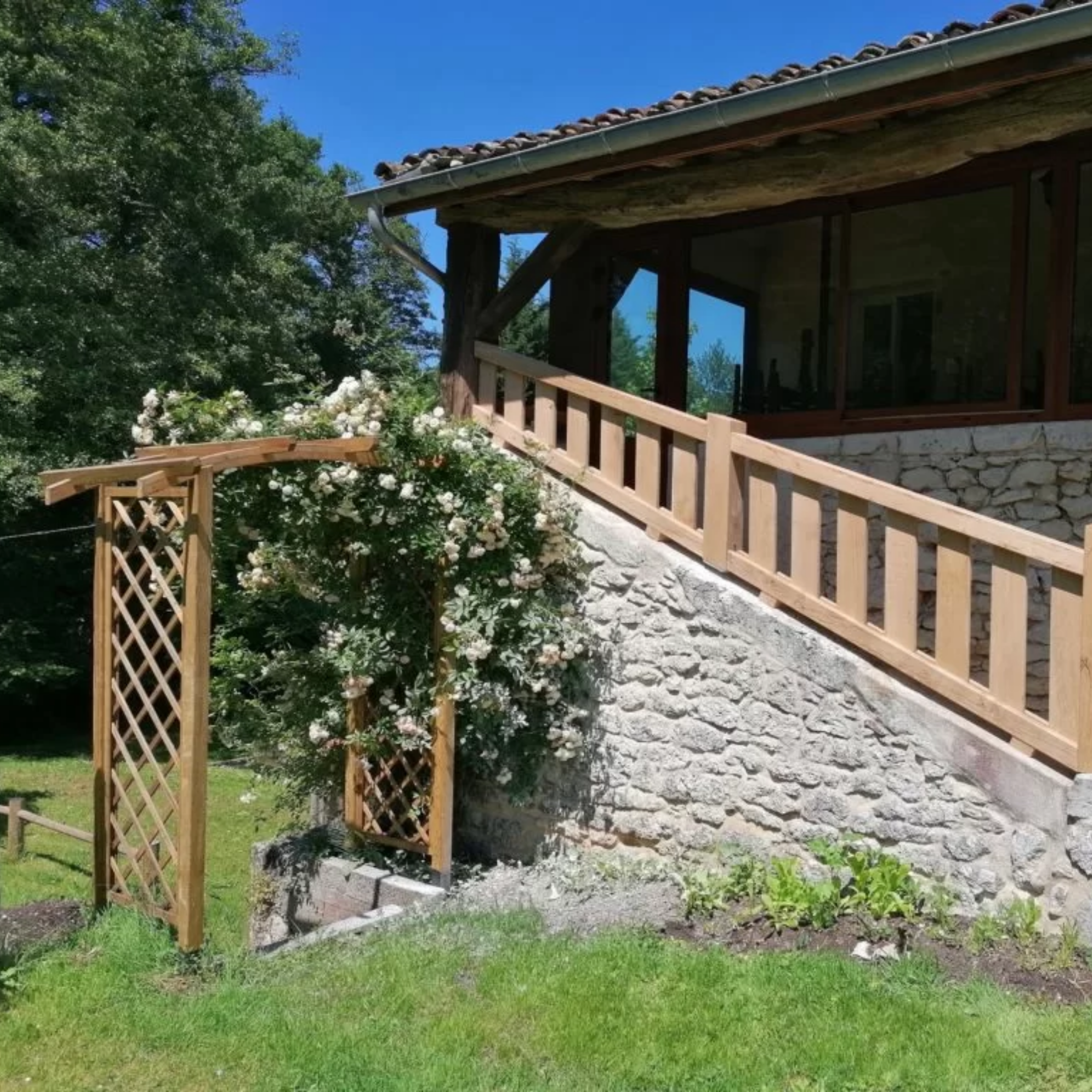 Garde-corps bois pour terrasse ou escalier extérieur – menuiserie d’art