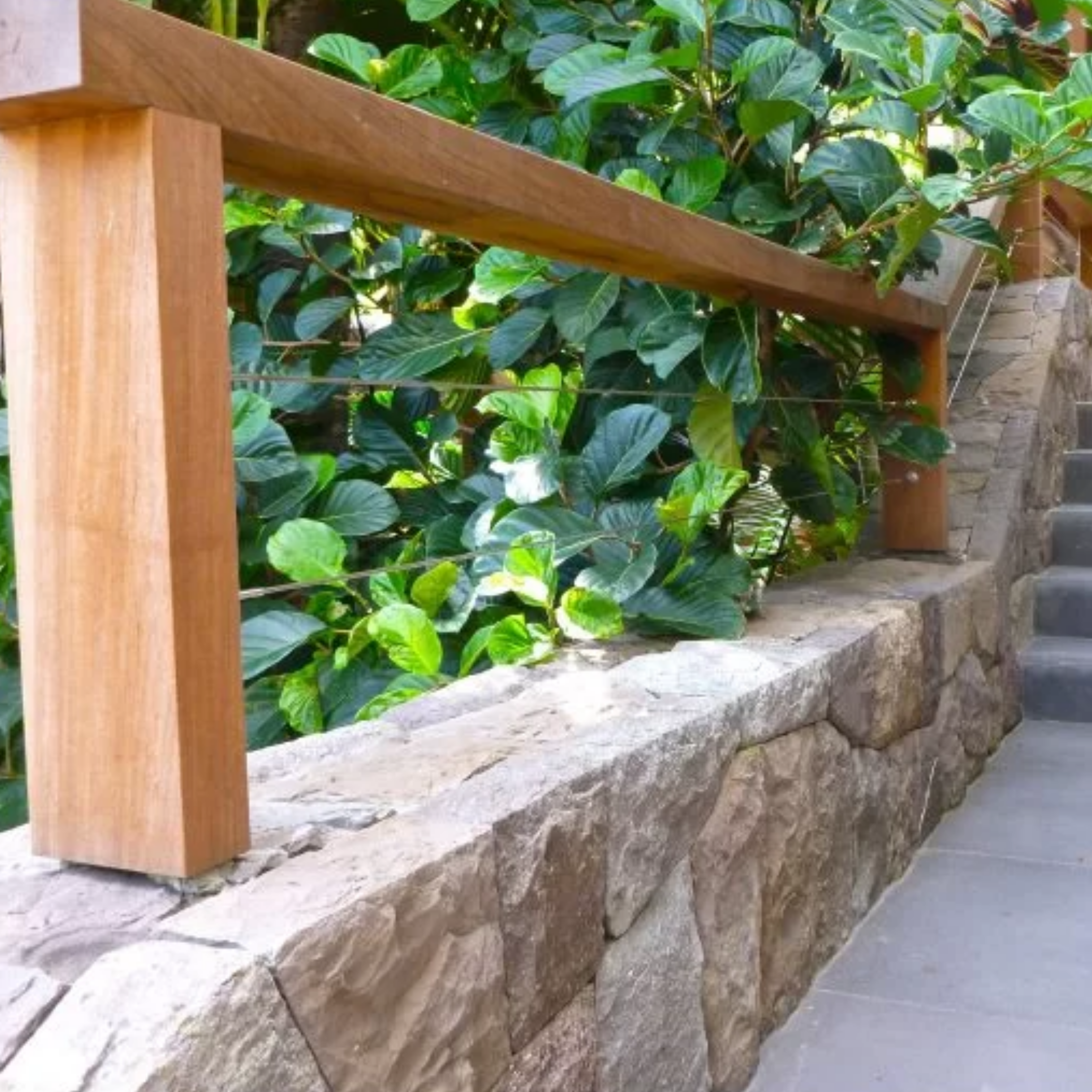 Garde-corps bois pour terrasse ou escalier extérieur – menuiserie d’art