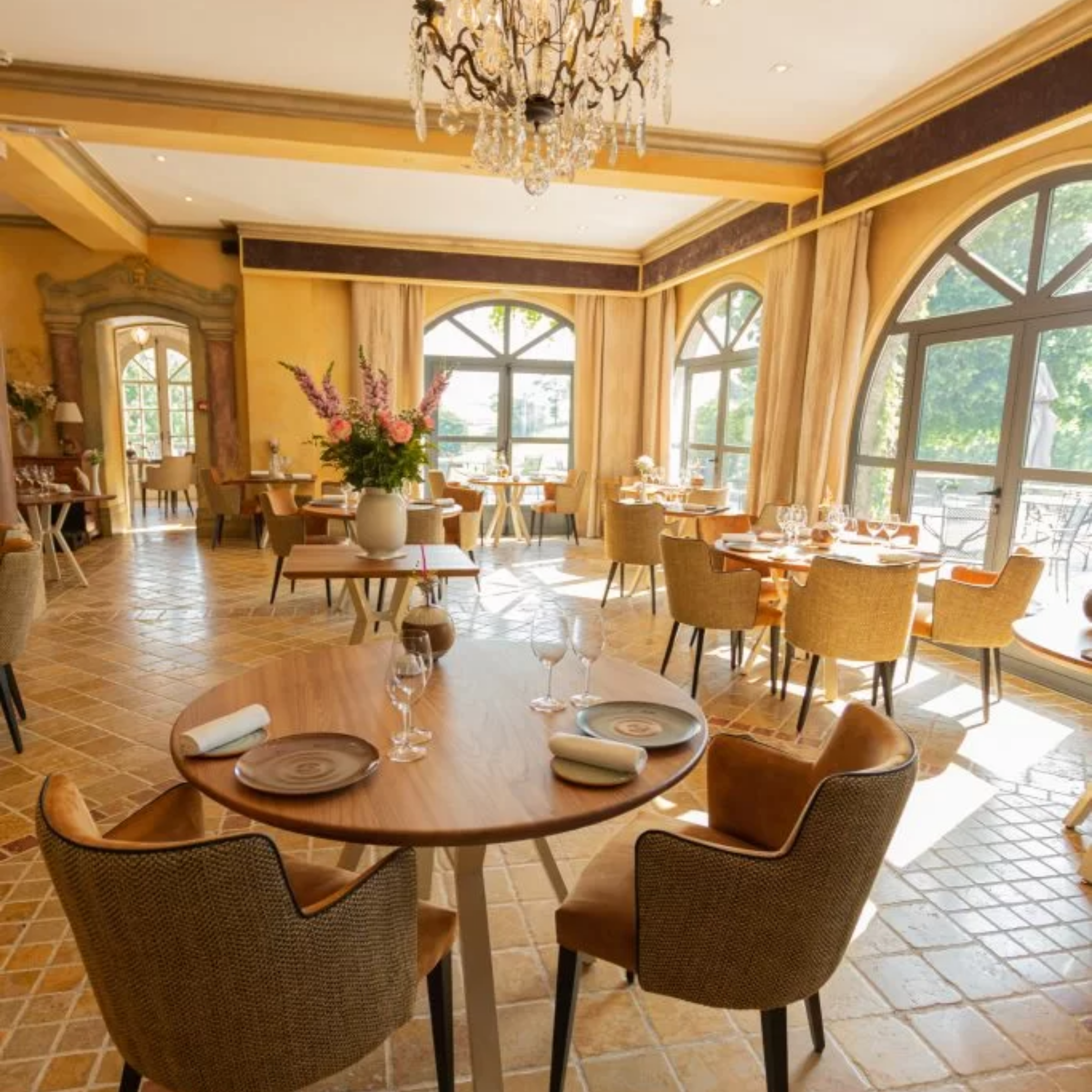 Table en bois massif sur mesure pour restaurant gastronomique