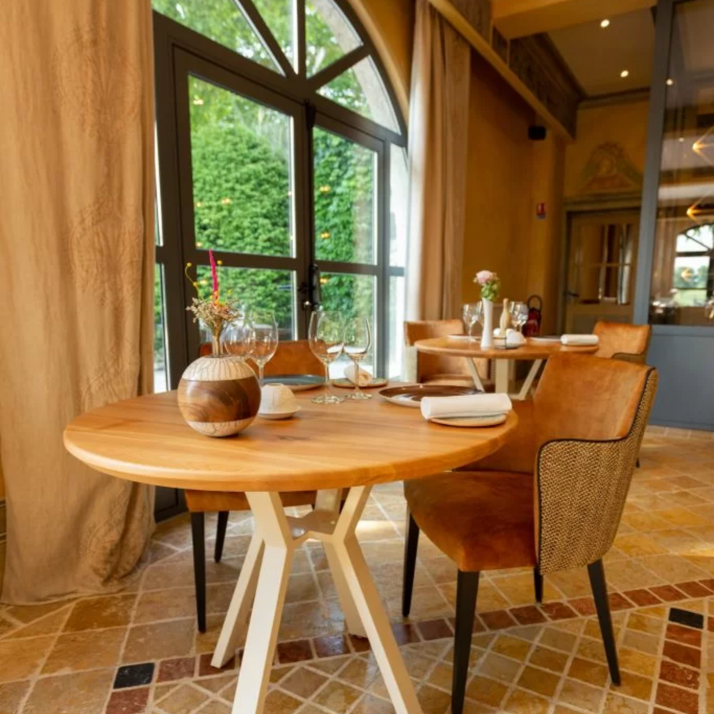 Aménagement intérieur en bois dans un restaurant étoilé – Atelier Peny