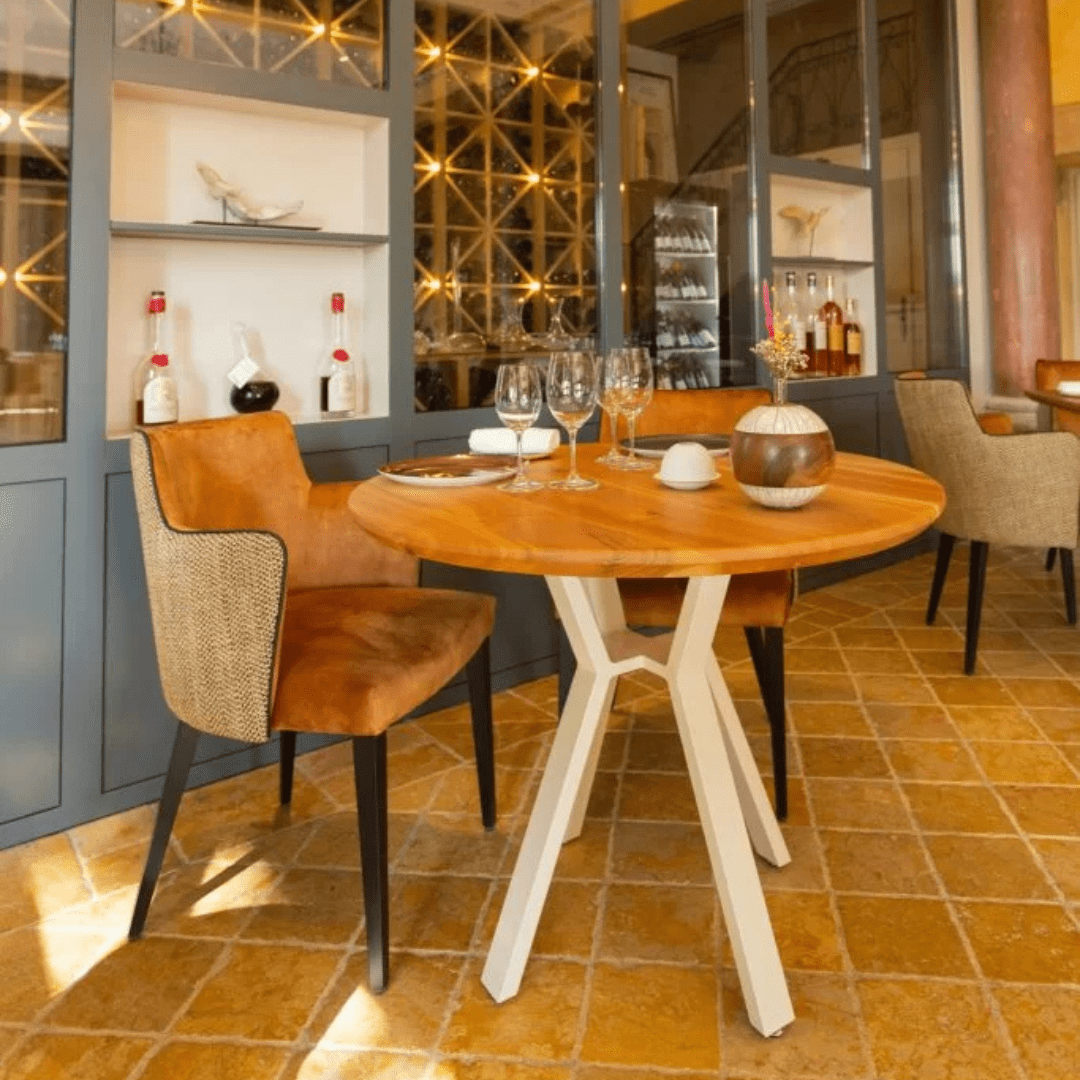 Finition soignée d’un meuble bois dans un restaurant étoilé en Dordogne