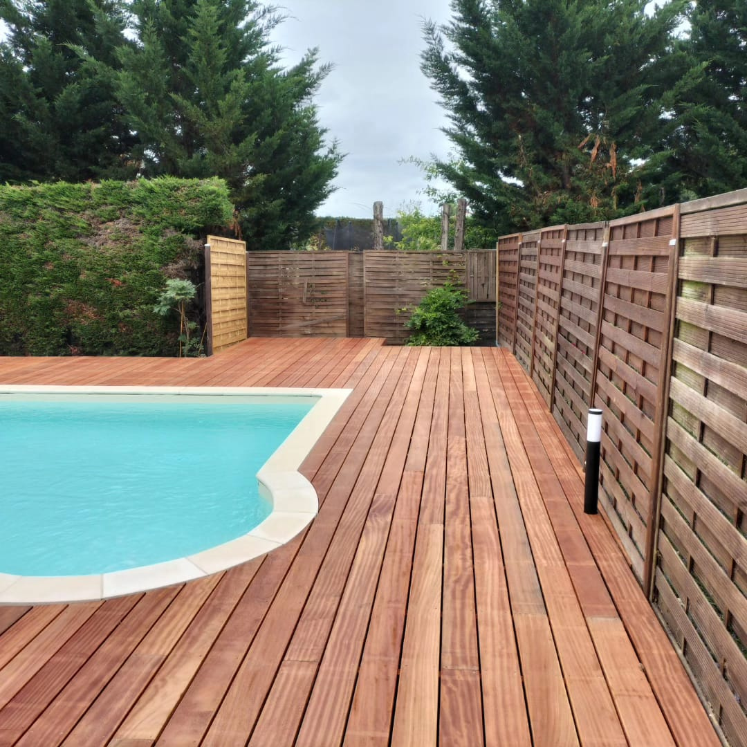 Vue d’ensemble d’une terrasse bois réalisée à la main