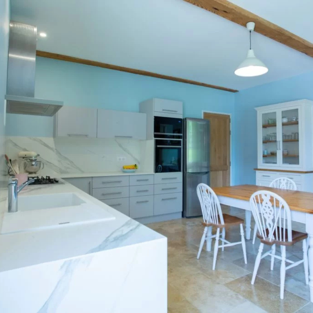 Cuisine en chêne clair avec aménagement intérieur bois