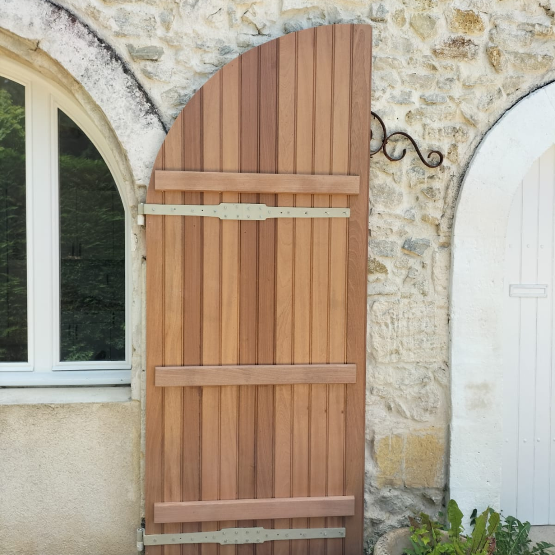 Porte bois avec finitions traditionnelles – Atelier de menuiserie
