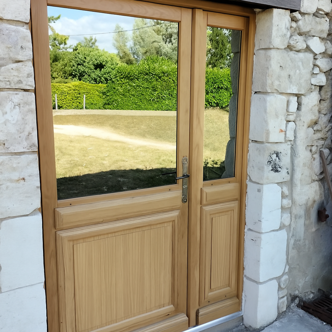 Pose d’une porte vitrée bois sur mesure