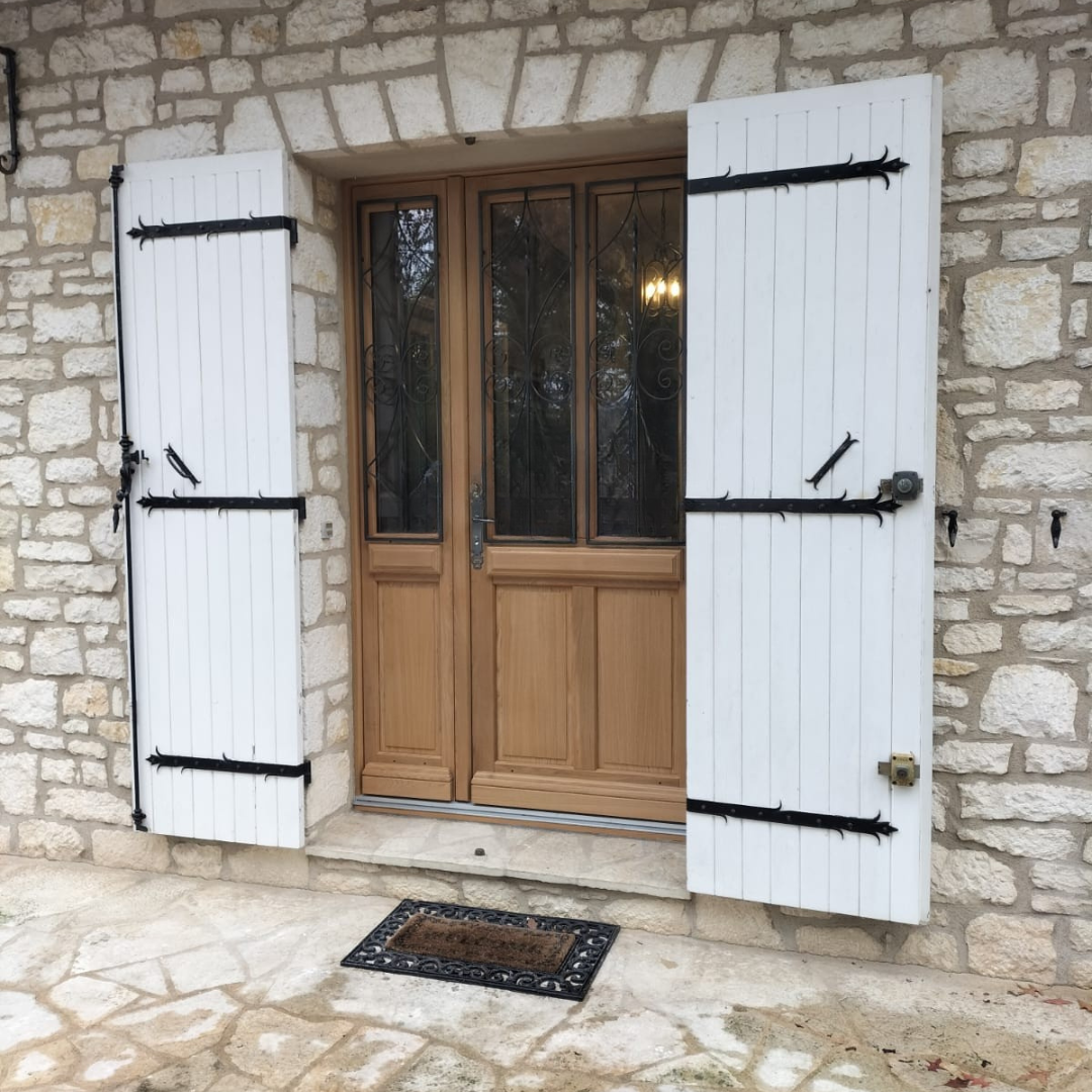Travail de menuiserie sur une menuiserie bois extérieure