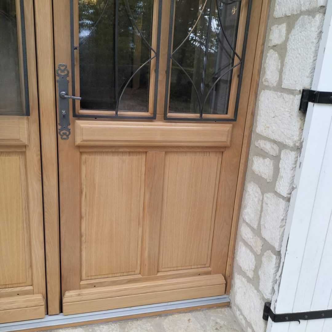 Porte en bois massif réalisée sur mesure – Atelier Peny Dordogne
