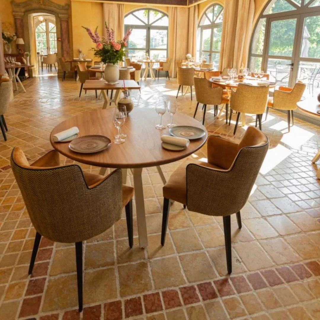 Vue d’une table artisanale en chêne dans un restaurant de prestige