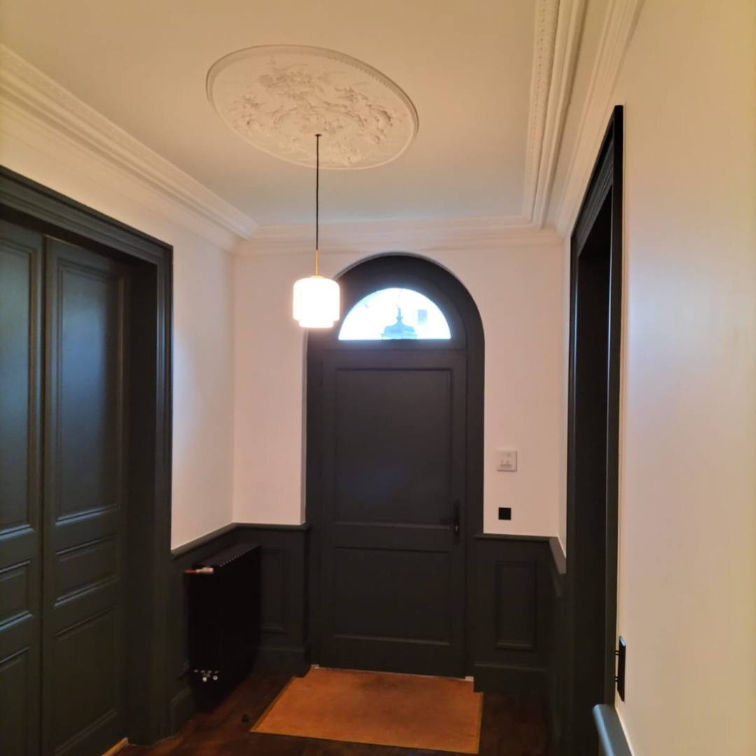 Travail de menuiserie sur une menuiserie bois intérieur