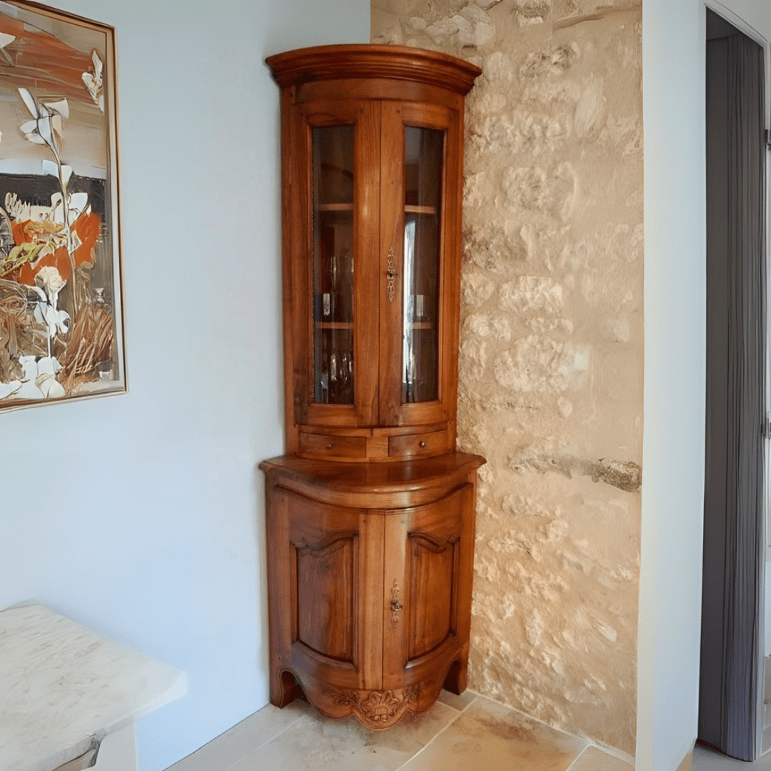 Meuble restauré à la main avec techniques traditionnelles d’ébénisterie