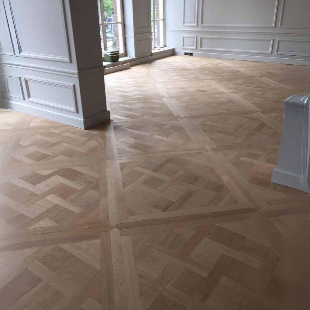 Vue en détail d’un parquet bois travaillé à la main