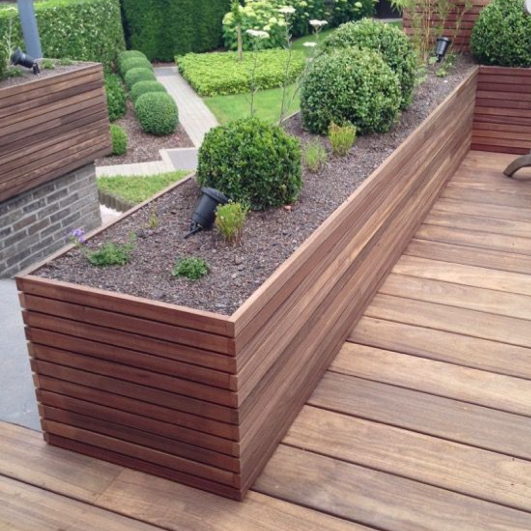 Fabrication artisanale de jardinières en bois pour aménagement extérieur