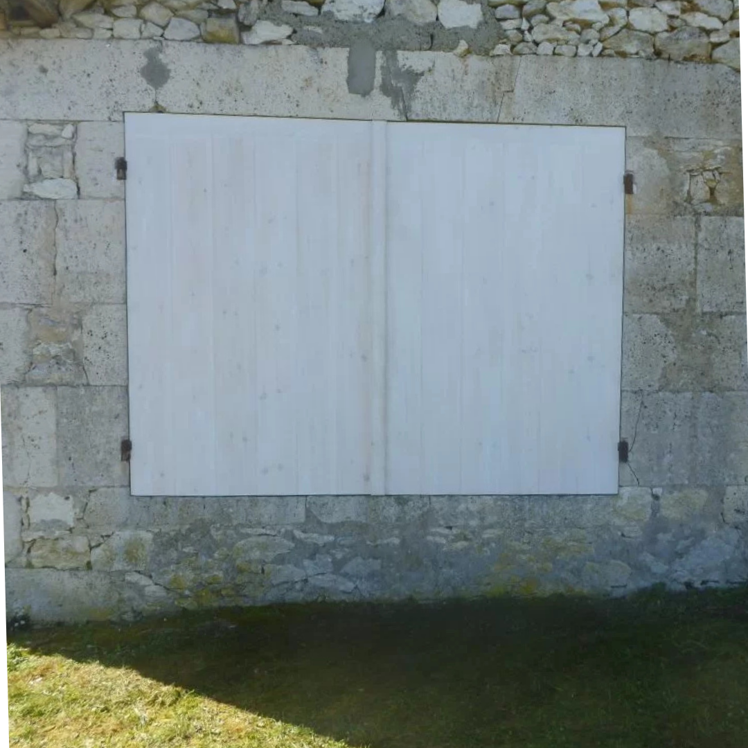 Fenêtres bois sur mesure installées dans une maison en Dordogne