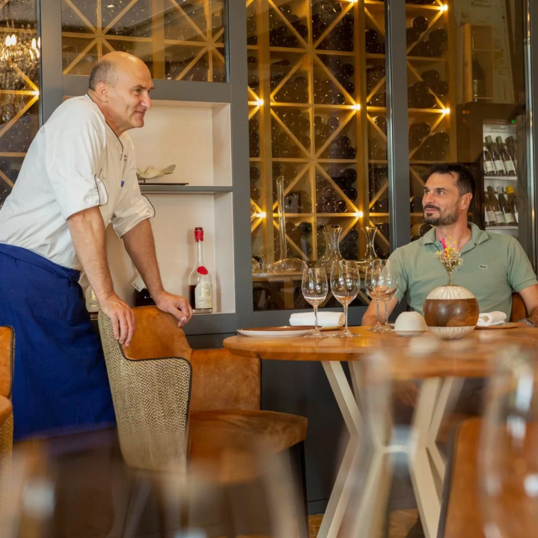 Ambiance chaleureuse avec mobilier en bois dans un restaurant étoilé