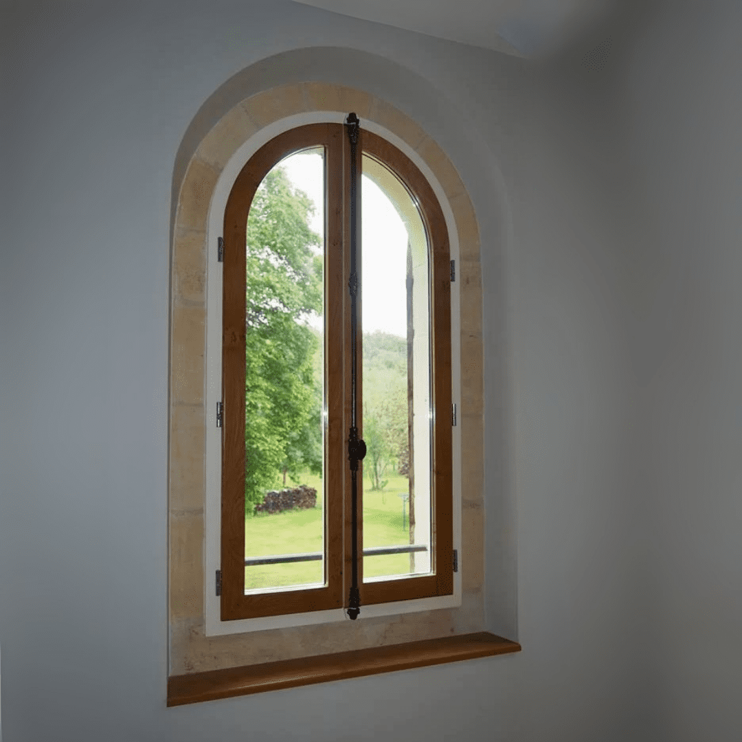 Fenêtres bois sur mesure installées dans une maison en Dordogne