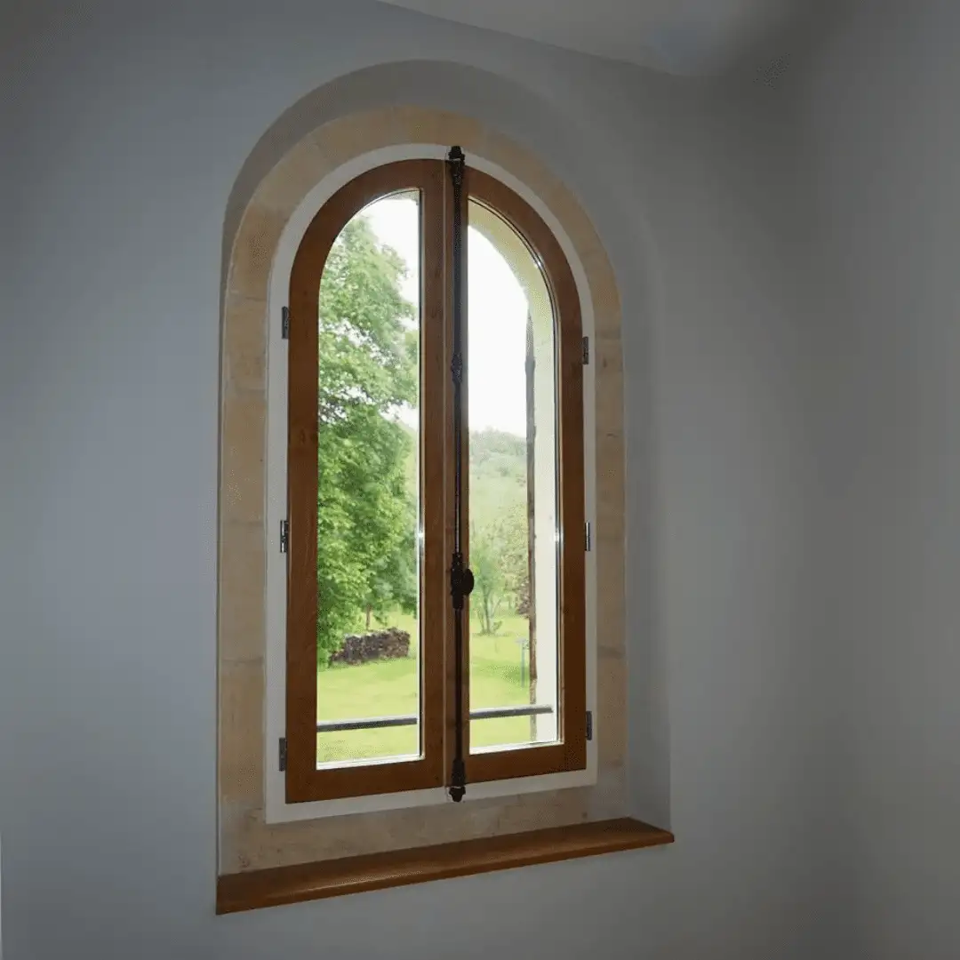 Fenêtres bois sur mesure installées dans une maison en Dordogne