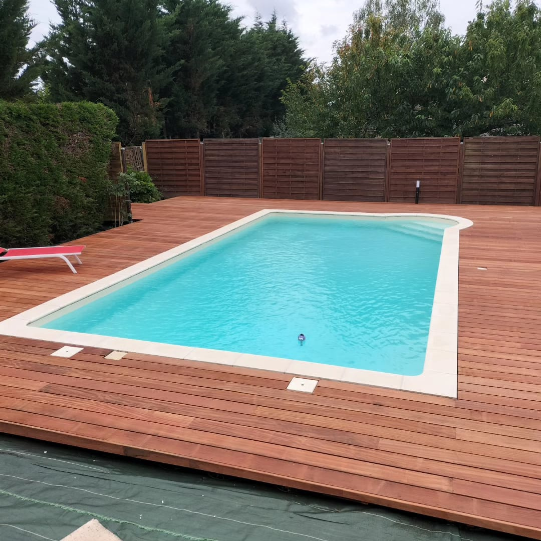 Agencement extérieur avec terrasse bois haut de gamme