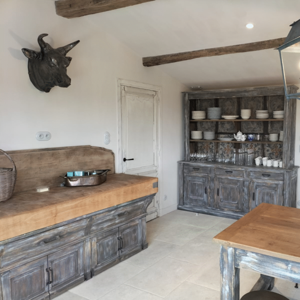 Réalisation d’une cuisine moderne en bois dans une maison en Dordogne