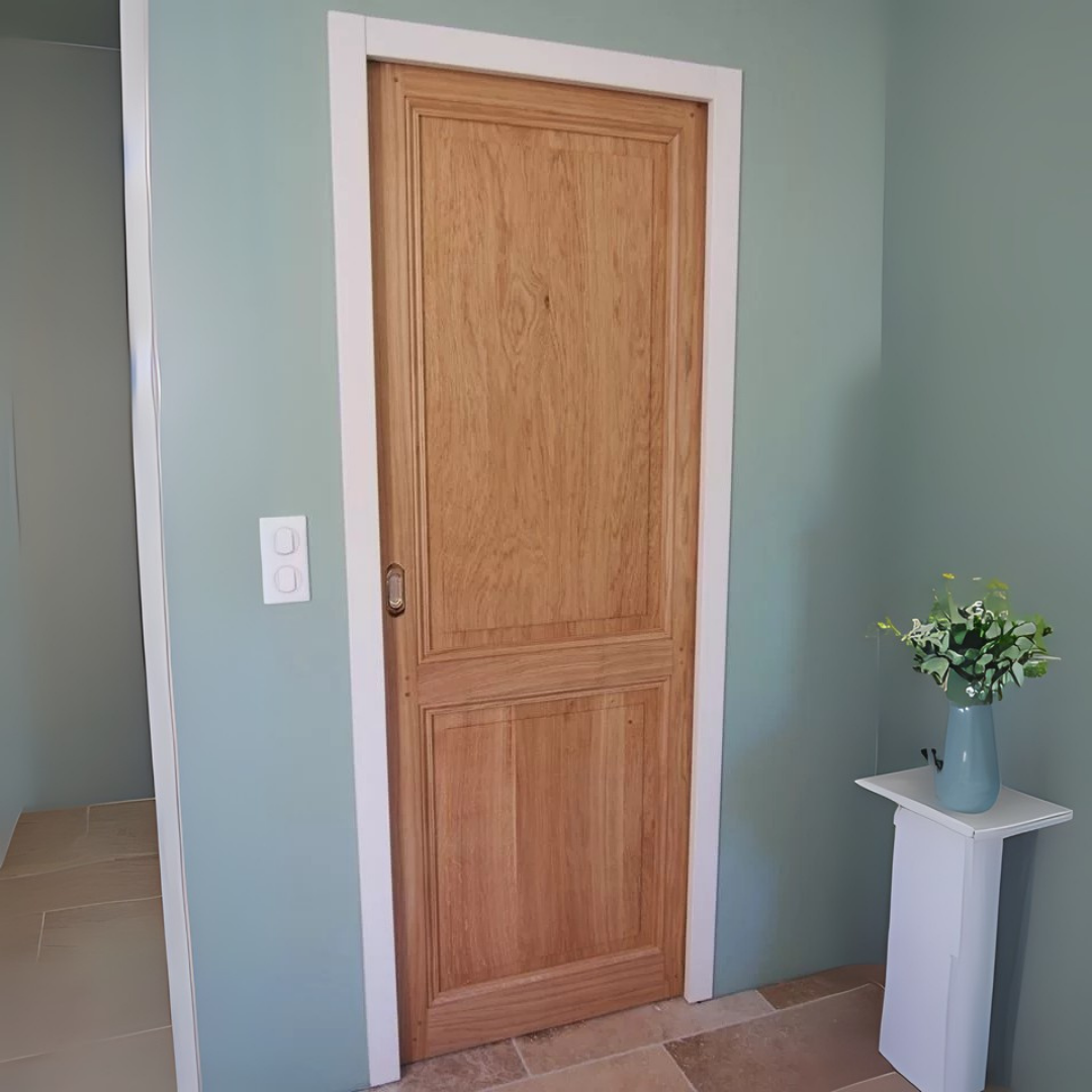 Menuisier en Dordogne posant une porte en chêne sur mesure