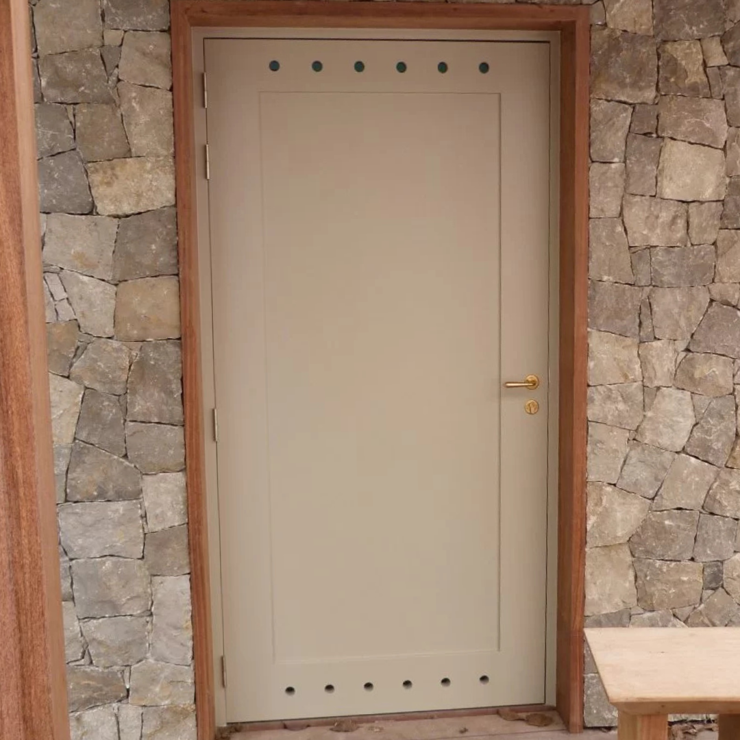 Menuisier en Dordogne posant une porte en chêne sur mesure